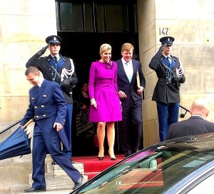 Willem-Alexander en Maxima komen uit het Paleis op de Dam