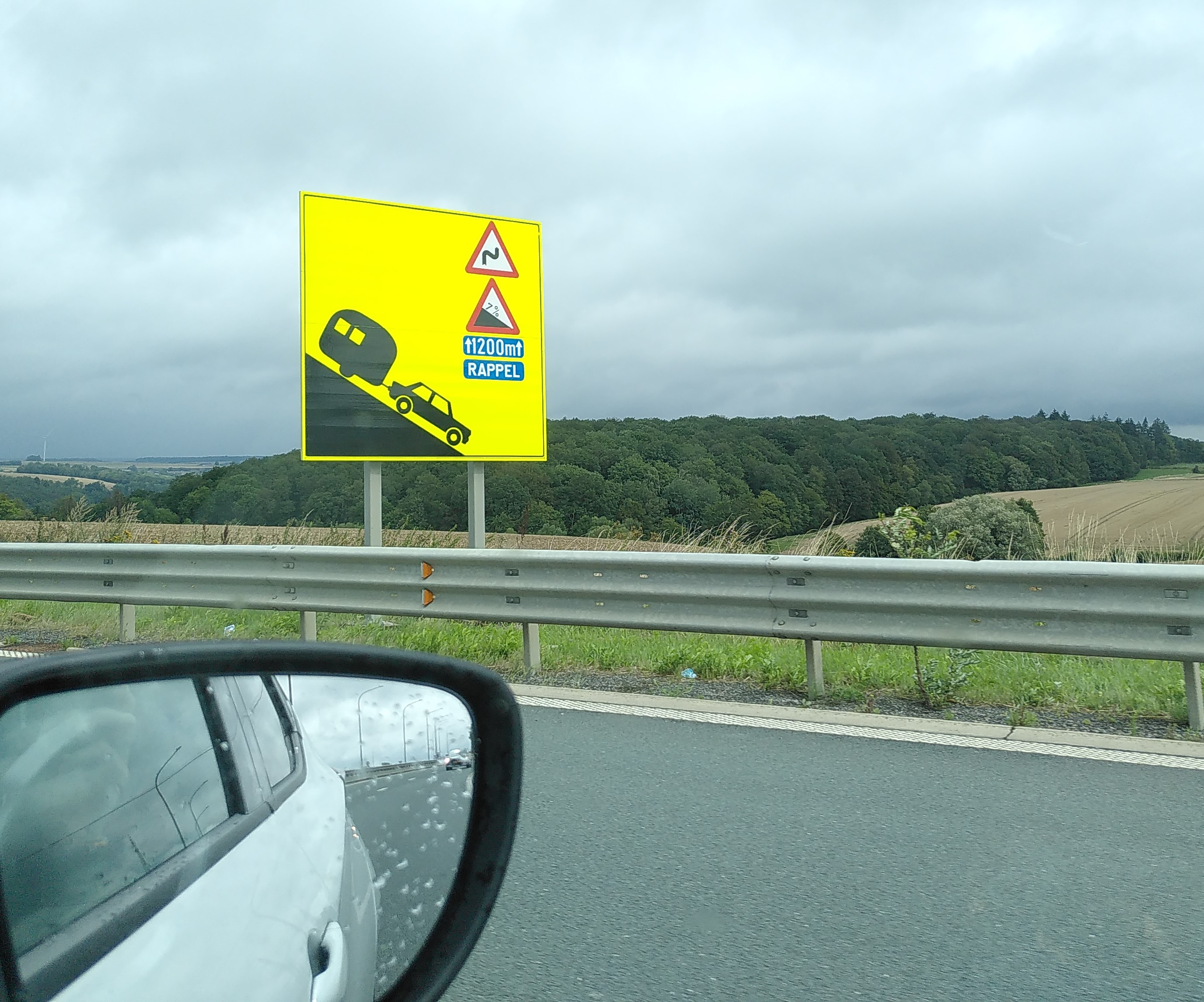 Waarschuwing caravan bergafwaarts